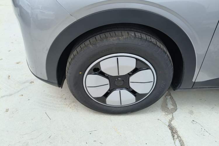 Used Geely Galaxy Geome 2026 Model 310km Youth Edition Left Front Wheel Hub
