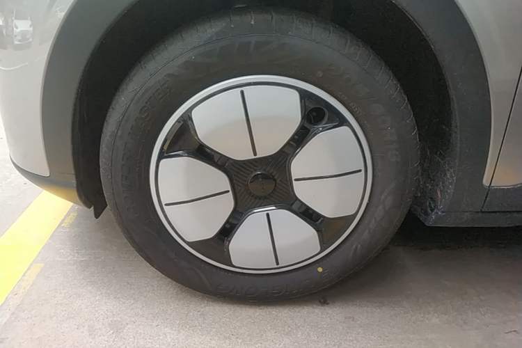 Used Geely Galaxy Geome 2026 Model 310km Youth Edition Left Front Wheel Hub