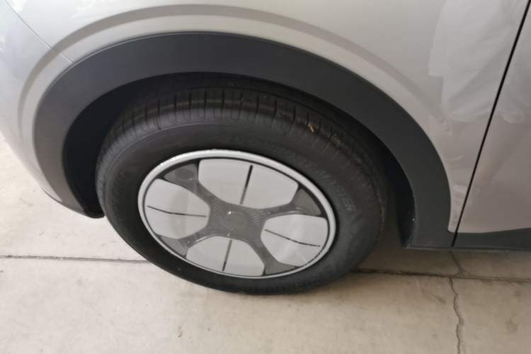 Used Geely Galaxy Geome 2026 Model 310km Youth Edition Left Front Wheel Hub