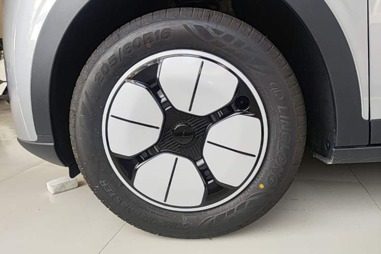 Used Geely Galaxy Geome 2026 Model 310km Youth Edition Left Front Wheel Hub