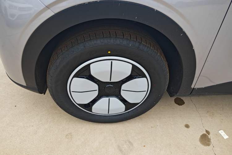 Used Geely Galaxy Geome 2026 Model 310km Youth Edition Left Front Wheel Hub