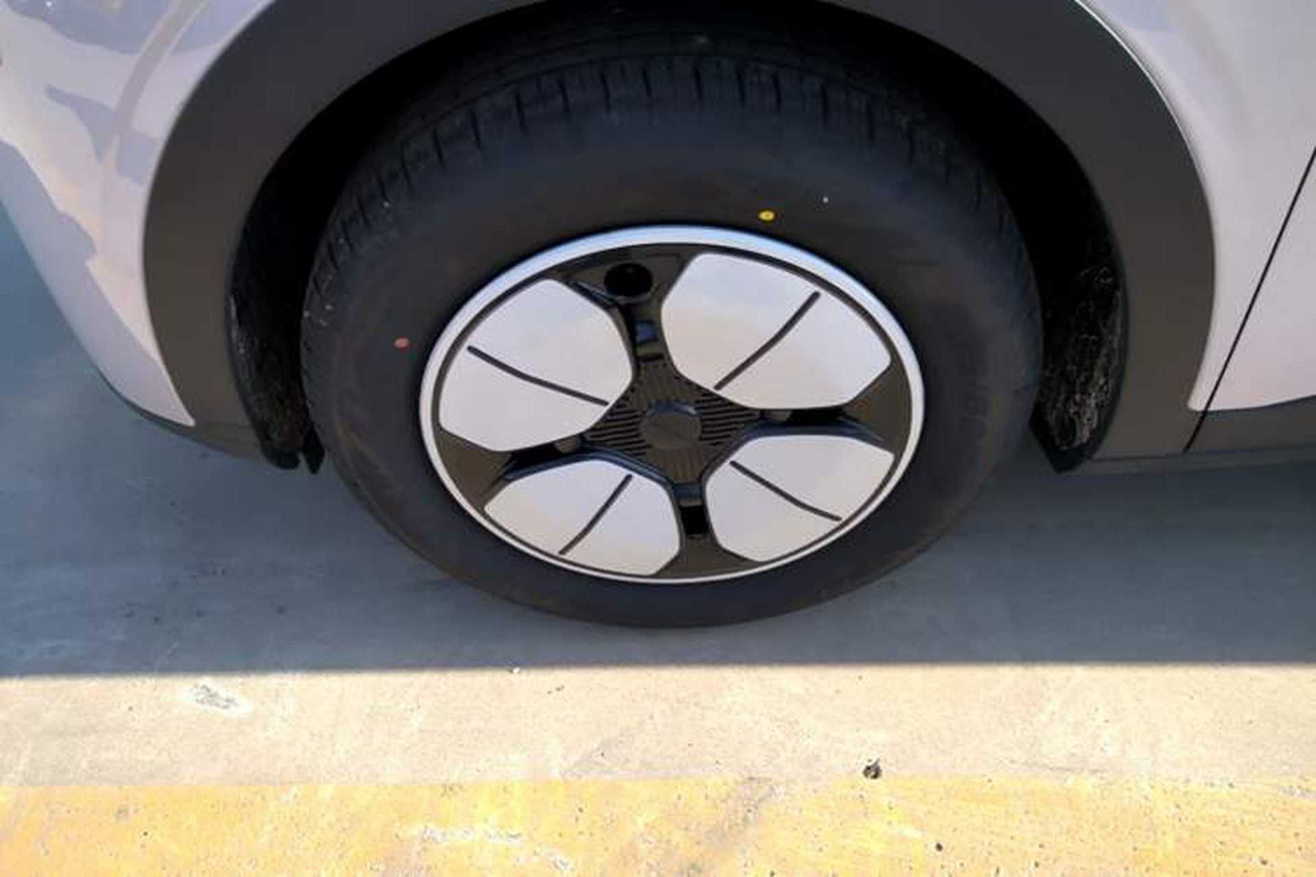 Used Geely Galaxy Geome 2026 Model 310km Youth Edition Left Front Wheel Hub