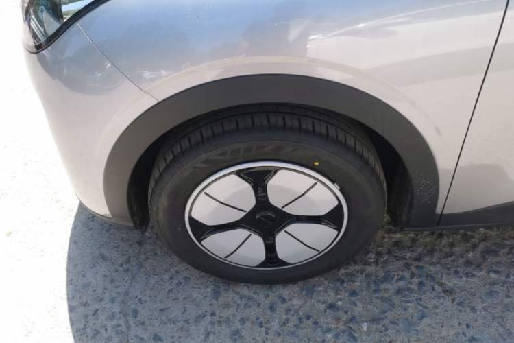Used Geely Galaxy Geome 2026 Model 310km Youth Edition Left Front Wheel Hub