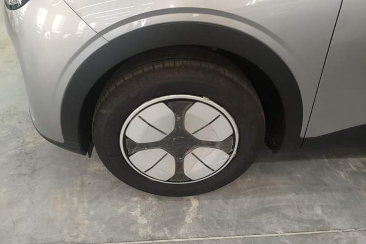Used Geely Galaxy Geome 2026 Model 310km Youth Edition Left Front Wheel Hub