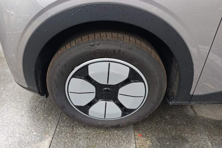 Used Geely Galaxy Geome 2026 Model 310km Youth Edition Left Front Wheel Hub