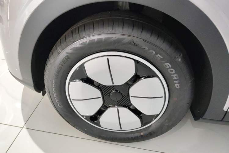 Used Geely Galaxy Geome 2026 Model 310km Youth Edition Left Front Wheel Hub