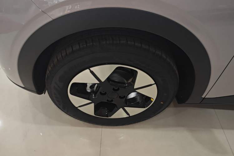 Used Geely Galaxy Geome 2026 Model 410km Freedom Edition Left Front Wheel Hub