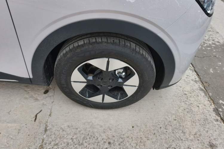 Used Geely Galaxy Geome 2026 410km Wind-Riding Edition Right Front Wheel Hub