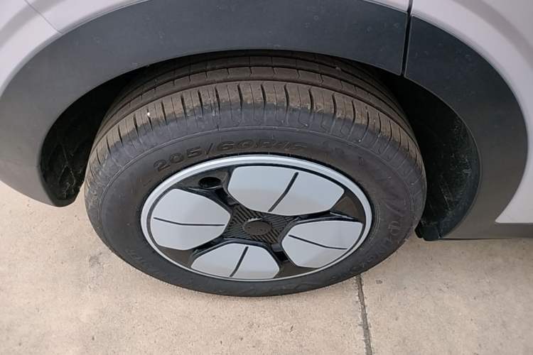 Used Geely Galaxy Geome 2026 Model 310km Youth Edition Right Rear Wheel Hub