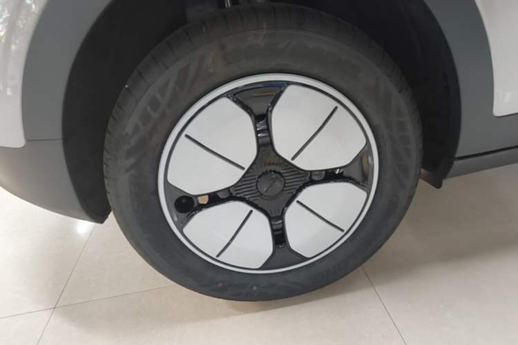Used Geely Galaxy Geome 2026 Model 310km Youth Edition Right Rear Wheel Hub
