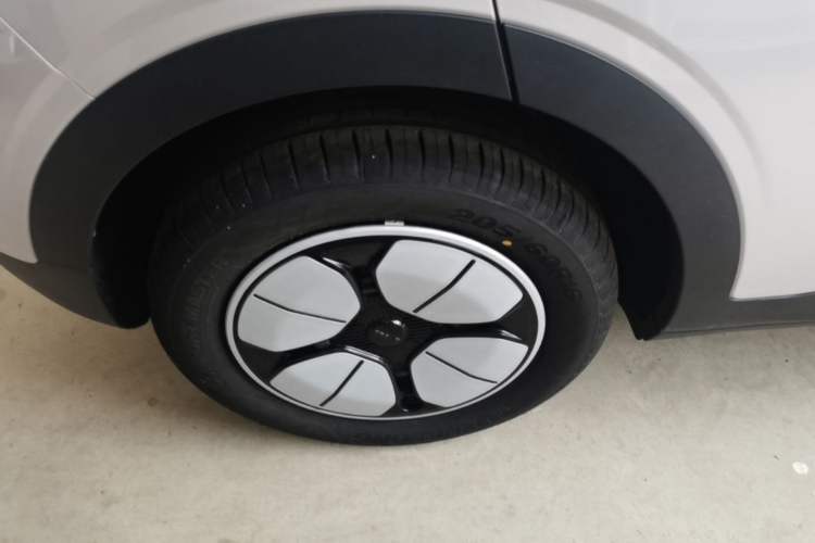 Used Geely Galaxy Geome 2026 Model 310km Youth Edition Right Rear Wheel Hub