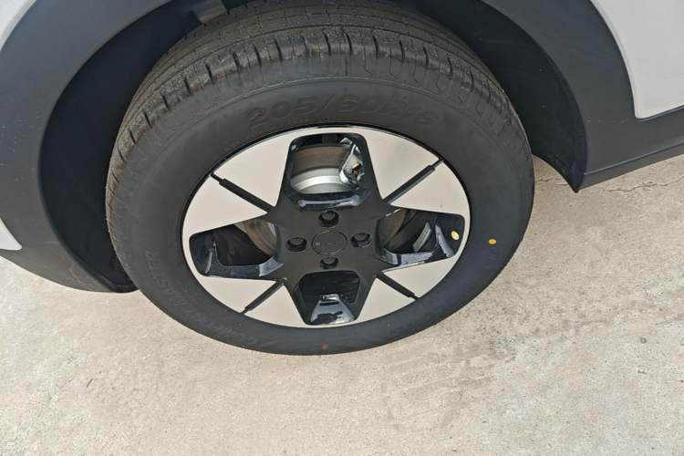 Used Geely Galaxy Geome 2026 Model 410km Freedom Edition Right Rear Wheel Hub