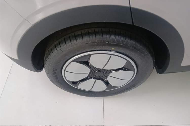Used Geely Galaxy Geome 2026 Model 310km Youth Edition Right Rear Wheel Hub