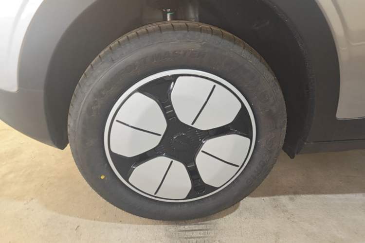 Used Geely Galaxy Geome 2026 Model 310km Youth Edition Right Rear Wheel Hub
