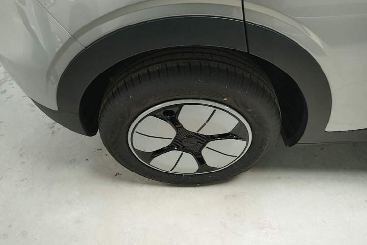 Used Geely Galaxy Geome 2026 Model 310km Youth Edition Right Rear Wheel Hub
