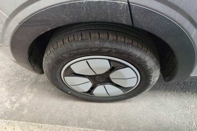 Used Geely Galaxy Geome 2026 Model 310km Youth Edition Right Rear Wheel Hub