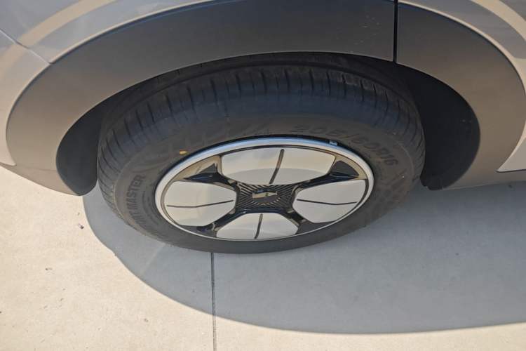 Used Geely Galaxy Geome 2026 Model 310km Youth Edition Right Rear Wheel Hub
