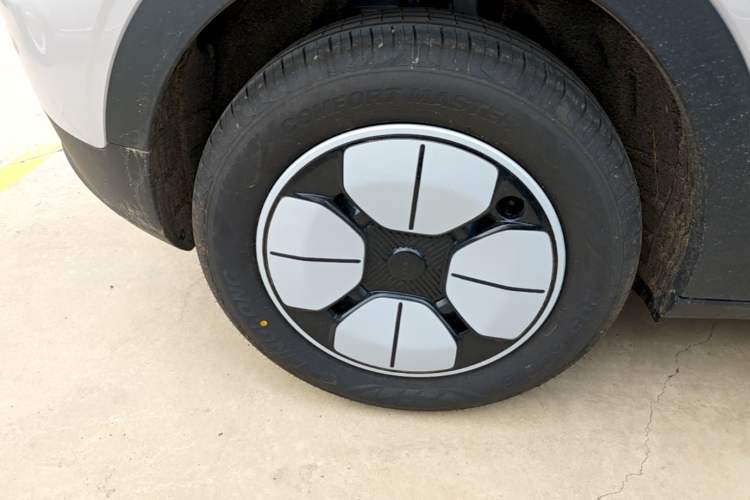 Used Geely Galaxy Geome 2026 Model 410km Carefree Edition Right Rear Wheel Hub