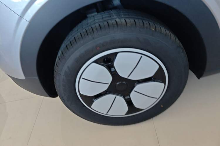 Used Geely Galaxy Geome 2026 Model 310km Youth Edition Right Rear Wheel Hub