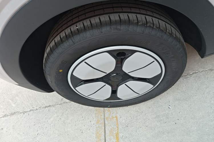 Used Geely Galaxy Geome 2026 Model 410km Carefree Edition Right Rear Wheel Hub