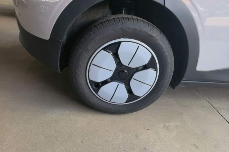 Used Geely Galaxy Geome 2026 Model 410km Carefree Edition Right Rear Wheel Hub