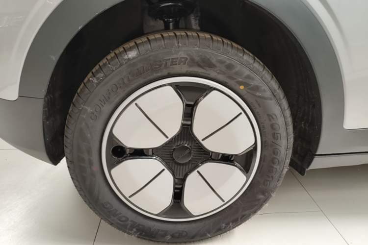 Used Geely Galaxy Geome 2026 Model 310km Youth Edition Right Rear Wheel Hub