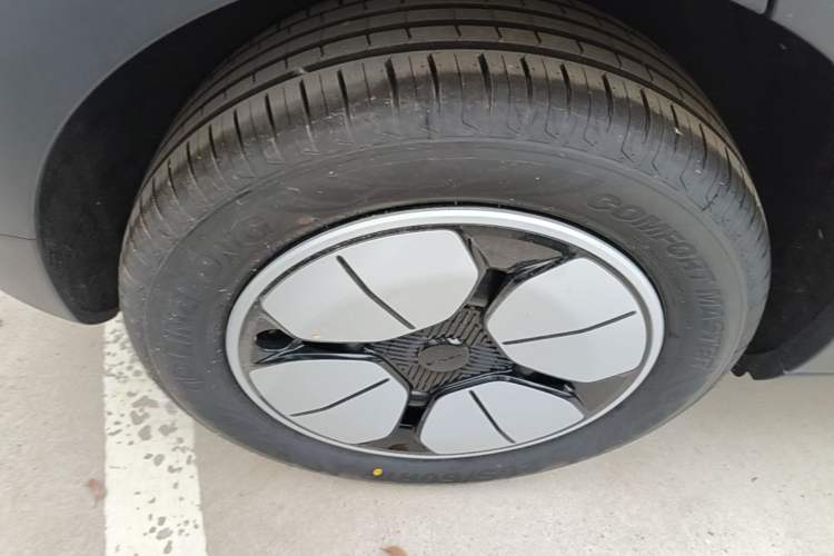 Used Geely Galaxy Geome 2026 Model 310km Youth Edition Right Rear Wheel Hub