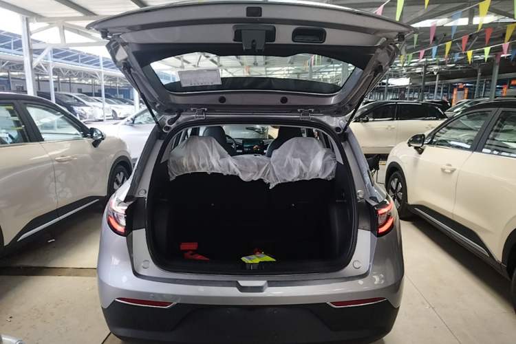 Used Geely Galaxy Geome 2026 Model 310km Youth Edition Trunk