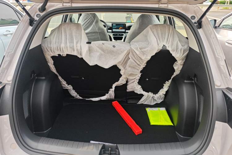 Used Geely Galaxy Geome 2026 Model 310km Youth Edition Trunk