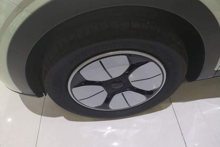 Used Geely Galaxy Geome 2026 Model 310km Youth Edition Left Front Wheel Hub