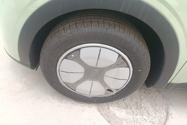 Used Geely Galaxy Geome 2026 Model 310km Youth Edition Left Front Wheel Hub
