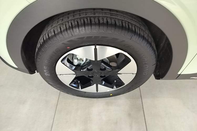 Used Geely Galaxy Geome 2026 Model 410km Exploration Edition Left Front Wheel Hub