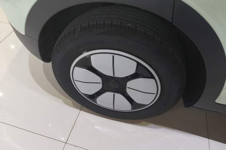Used Geely Galaxy Geome 2026 Model 310km Youth Edition Right Rear Wheel Hub
