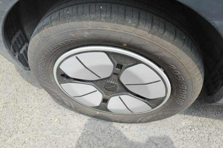 Used Geely Galaxy Geome 2026 Model 310km Youth Edition Right Rear Wheel Hub