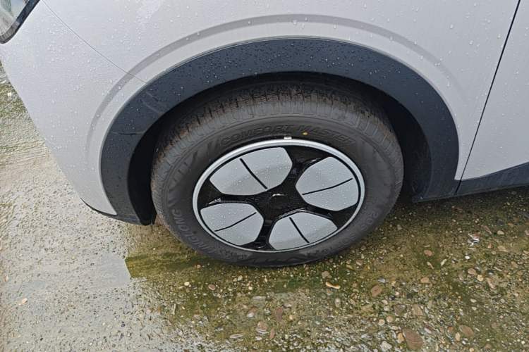 Used Geely Galaxy Geome 2026 Model 310km Youth Edition Left Front Wheel Hub