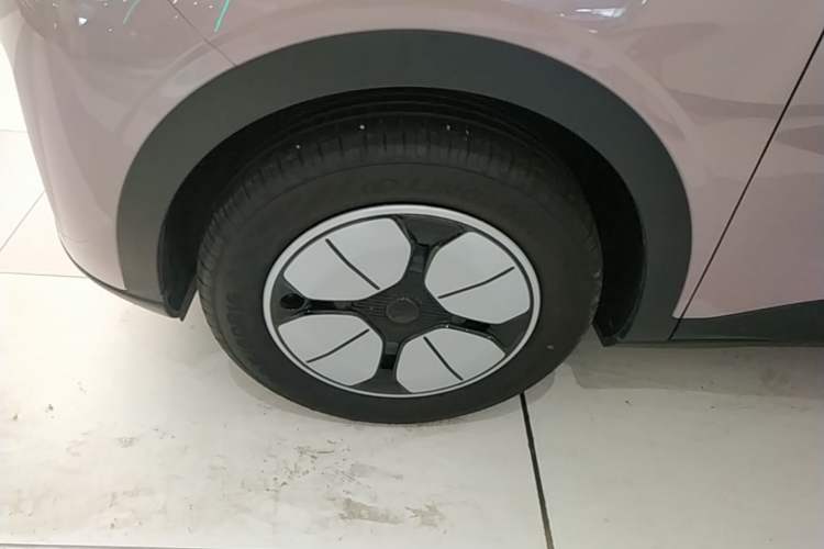 Used Geely Galaxy Geome 2026 Model 310km Youth Edition Left Front Wheel Hub