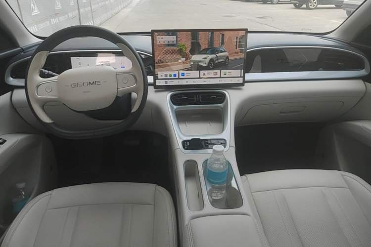 Used Geely Galaxy Geome 2026 Model 410km Exploration Edition Center Console