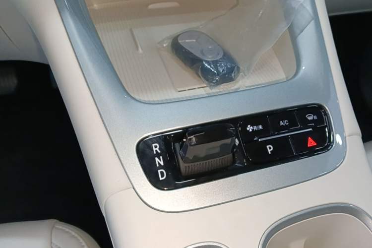 Used Geely Galaxy Geome 2026 Model 410km Exploration Edition Gear Lever
