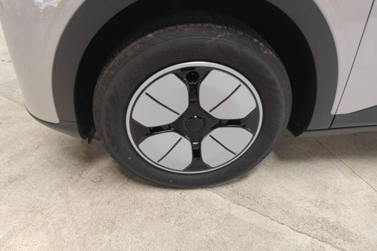 Used Geely Galaxy Geome 2026 Model 310km Youth Edition Left Front Wheel Hub