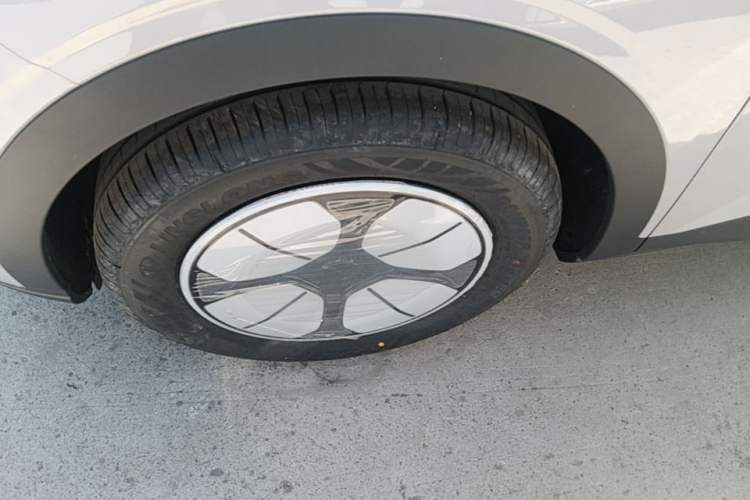 Used Geely Galaxy Geome 2026 Model 310km Youth Edition Left Front Wheel Hub