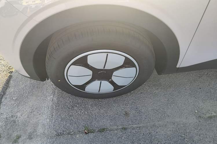 Used Geely Galaxy Geome 2026 Model 310km Youth Edition Left Front Wheel Hub