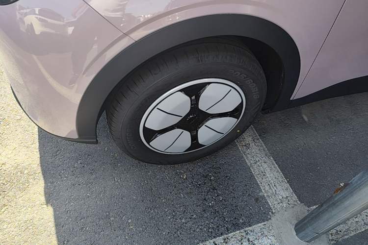 Used Geely Galaxy Geome 2026 Model 310km Youth Edition Left Front Wheel Hub