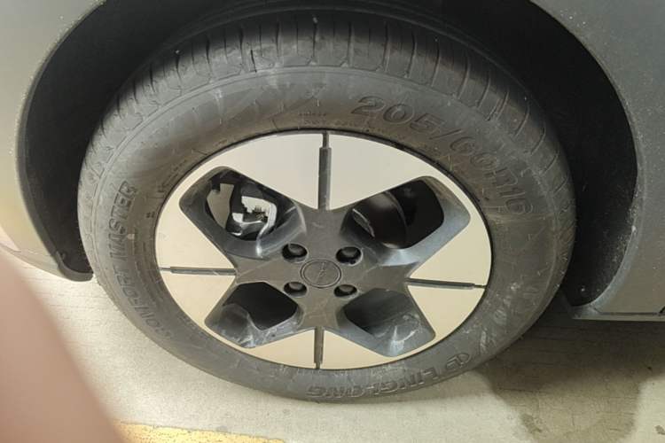Used Geely Galaxy Geome 2026 Model 410km Exploration Edition Left Front Wheel Hub