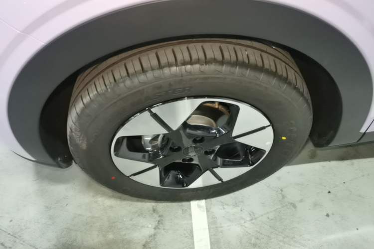 Used Geely Galaxy Geome 2026 Model 410km Exploration Edition Left Front Wheel Hub