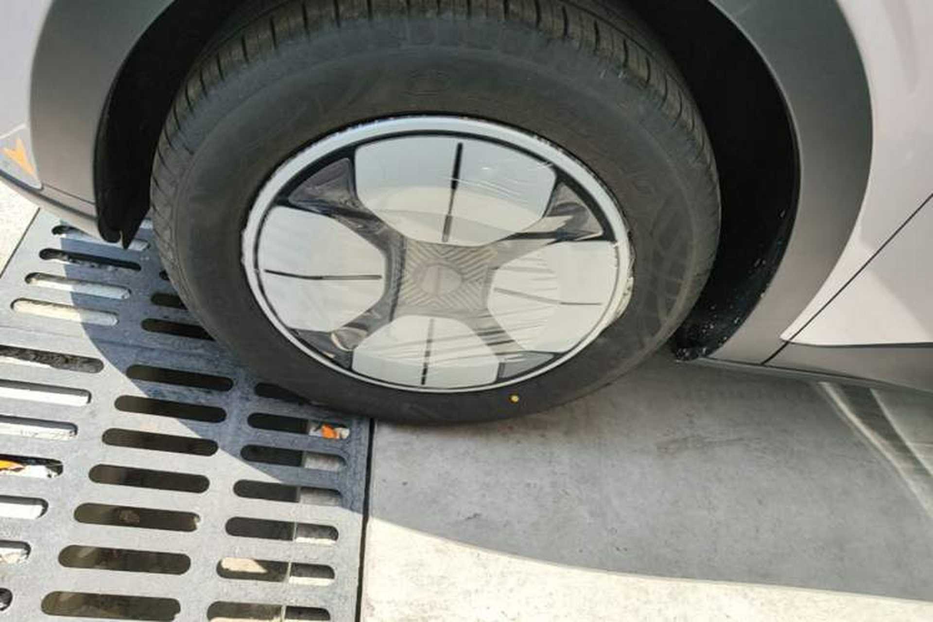 Used Geely Galaxy Geome 2026 Model 310km Youth Edition Left Front Wheel Hub