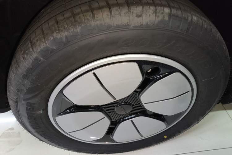 Used Geely Galaxy Geome 2026 Model 310km Youth Edition Right Rear Wheel Hub