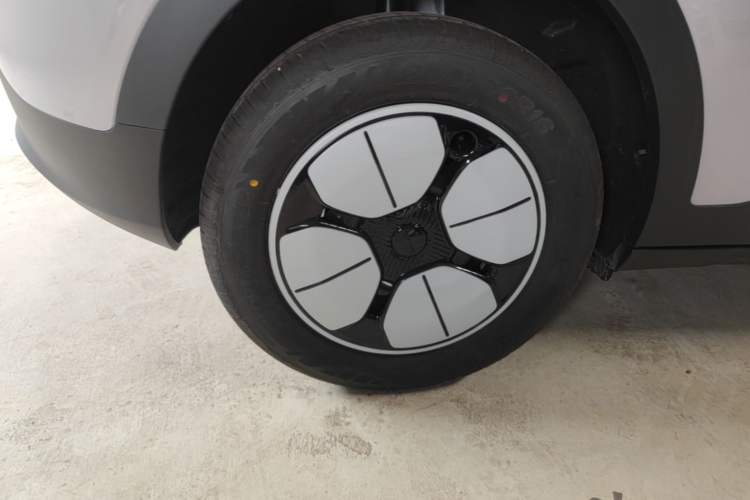 Used Geely Galaxy Geome 2026 Model 310km Youth Edition Right Rear Wheel Hub