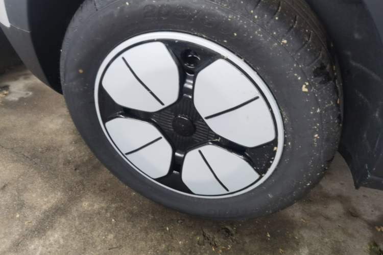 Used Geely Galaxy Geome 2026 Model 310km Youth Edition Right Rear Wheel Hub
