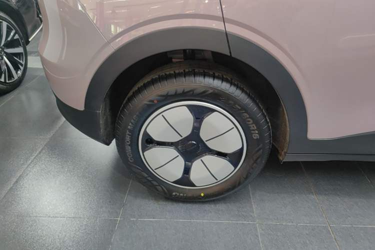 Used Geely Galaxy Geome 2026 Model 410km Freedom Edition Right Rear Wheel Hub
