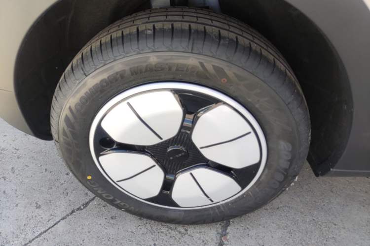 Used Geely Galaxy Geome 2026 Model 410km Carefree Edition Right Rear Wheel Hub